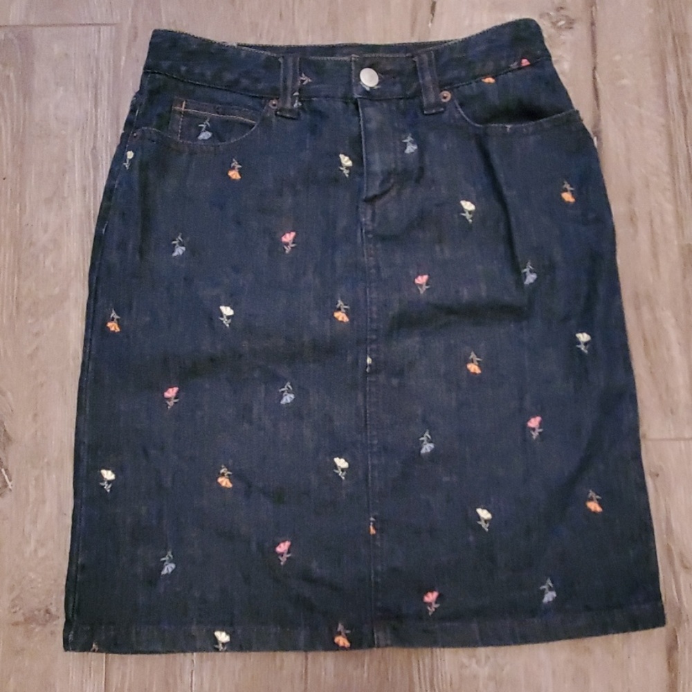 Liz Claiborne size 2 embroidered skirt - flowers